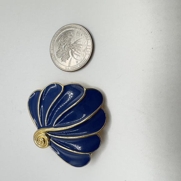 Vintage Trifari Brooch Gold tone & Navy Blue Enamel Shell Leaf Pin 1970's-1980's - Picture 4 of 6